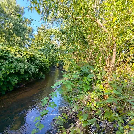 Spacious 4 Bed Riverside Home Manchester Exterior photo