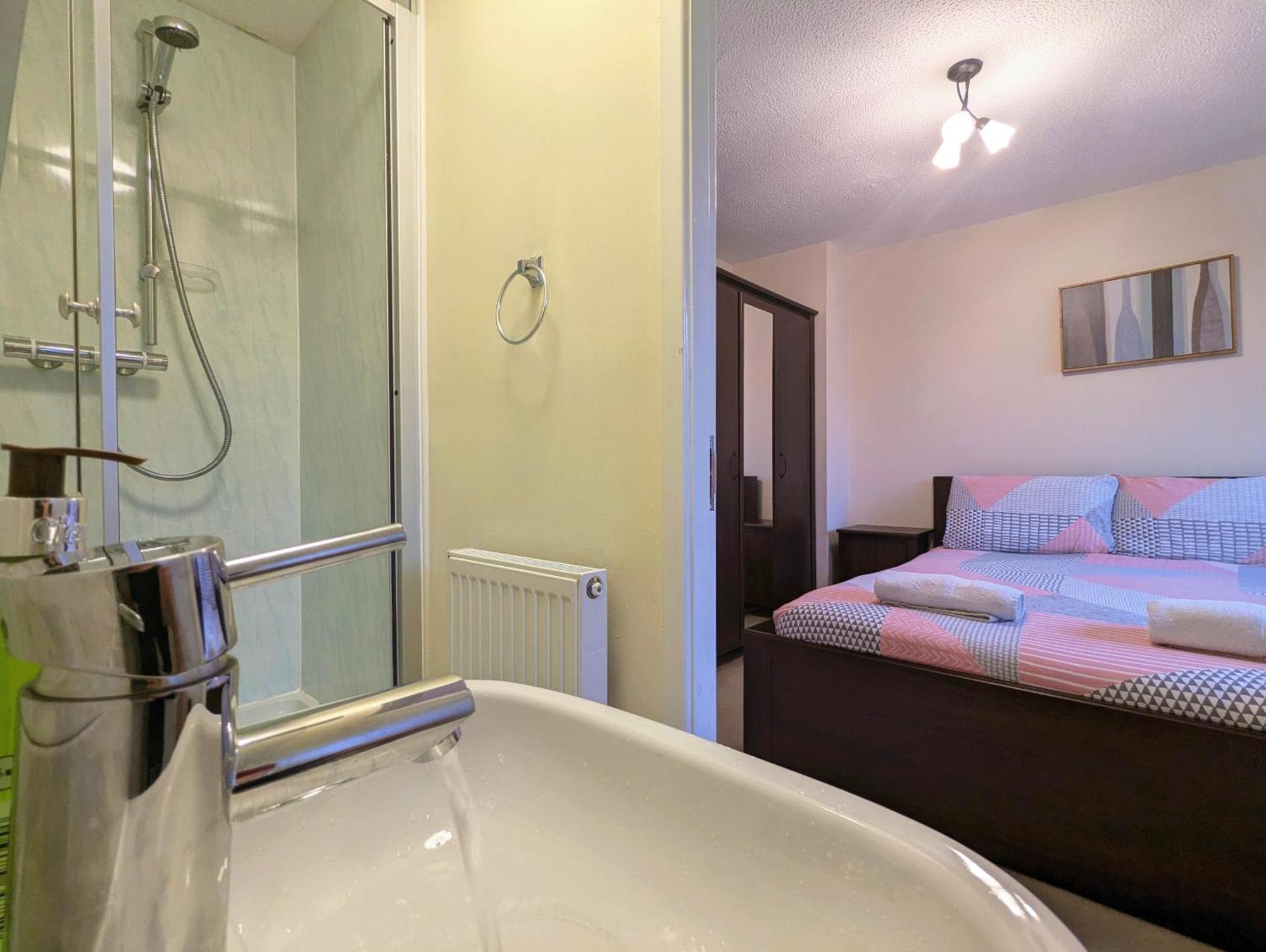 Spacious 4 Bed Riverside Mánchester