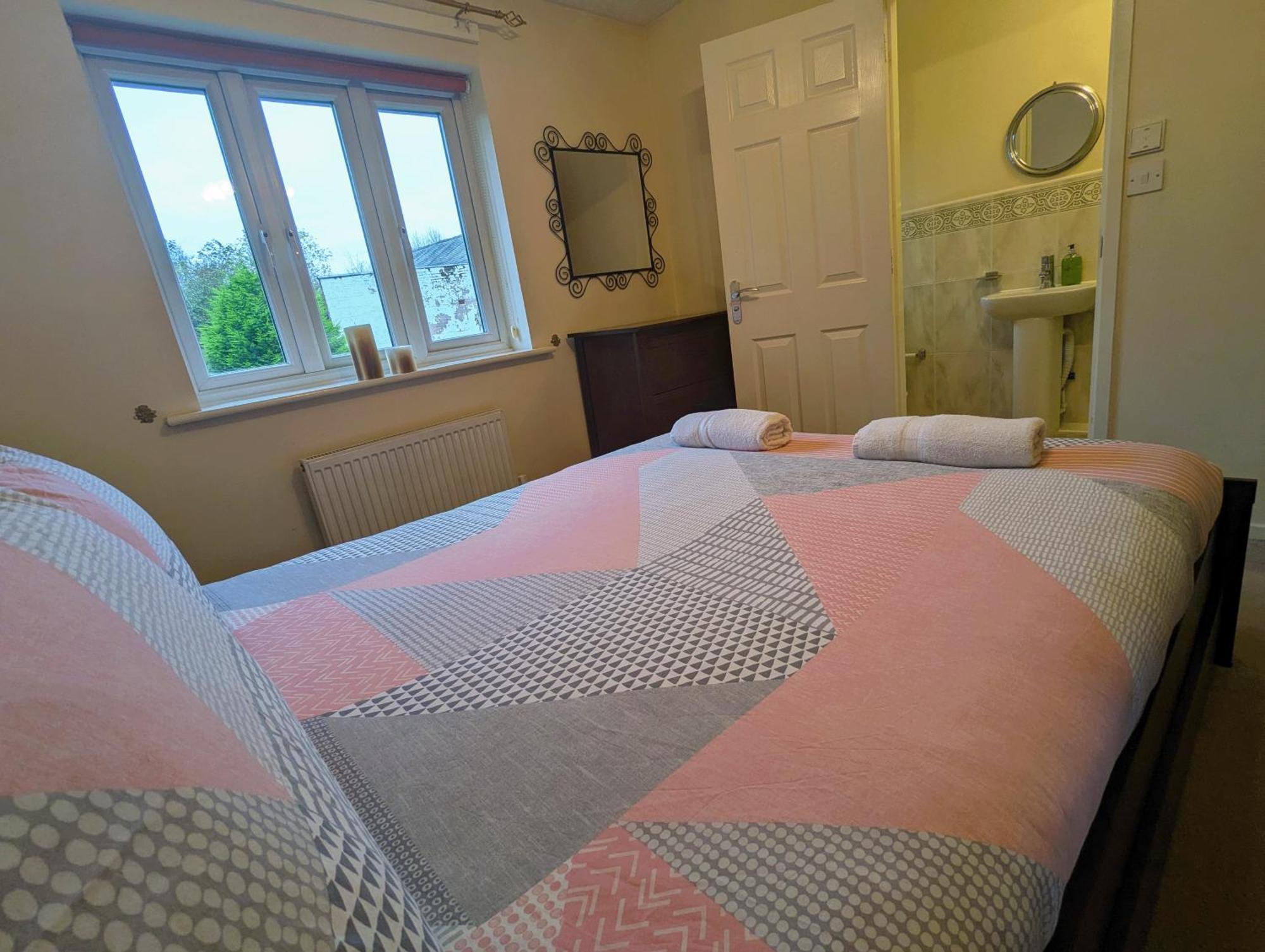 Spacious 4 Bed Riverside Сasa de vacaciones Mánchester